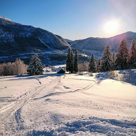 I Myrkdalen * Helgatun