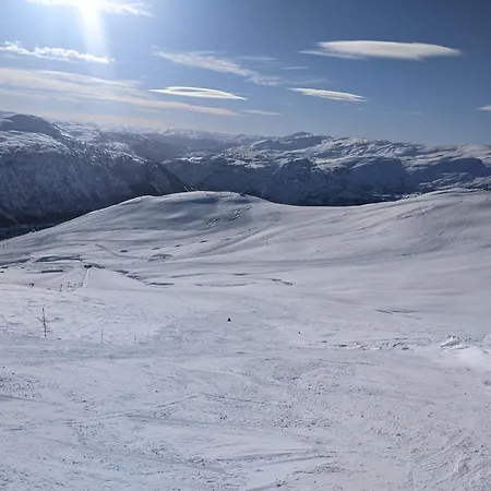 I Myrkdalen * Helgatun